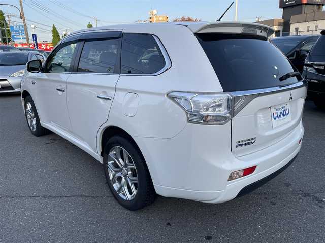 三菱 アウトランダー ＰＨＥＶ G プレミアムパッケージ 東京都 2013(平25)年 9.4万km シルキーホワイト (株)IDOMが運営する【じしゃロン昭島店】の自社ローン専用車両になりますこちらは現金またはオートローンご利用時の価格です。自社ローンご希望の方は別途その旨お申付け下さい/純正ナビ/BT/TV/SD/CD/DVD/ETC/バックカメラ/レーダークルーズコントロール/レーンキープアシスト/パワーバックドア/スマートキー/プッシュスタート/パワーシート/シートヒーター/ステアリングスイッチ/パドルシフト/純正フロアマット/純正アルミホイール