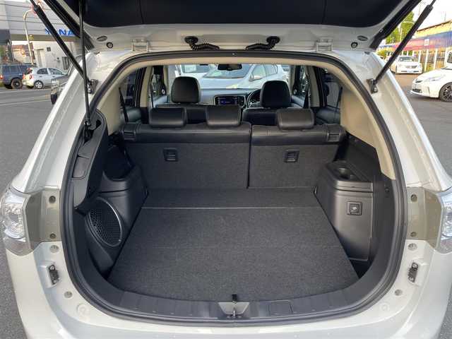 三菱 アウトランダー ＰＨＥＶ G プレミアムパッケージ 東京都 2013(平25)年 9.4万km シルキーホワイト (株)IDOMが運営する【じしゃロン昭島店】の自社ローン専用車両になりますこちらは現金またはオートローンご利用時の価格です。自社ローンご希望の方は別途その旨お申付け下さい/純正ナビ/BT/TV/SD/CD/DVD/ETC/バックカメラ/レーダークルーズコントロール/レーンキープアシスト/パワーバックドア/スマートキー/プッシュスタート/パワーシート/シートヒーター/ステアリングスイッチ/パドルシフト/純正フロアマット/純正アルミホイール