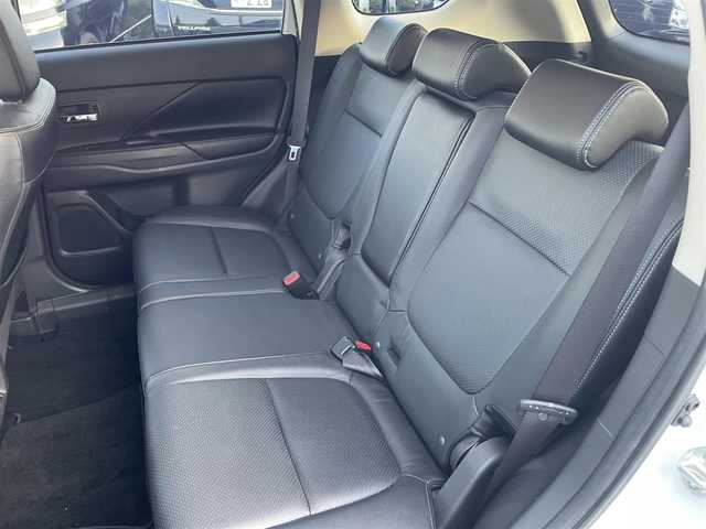 三菱 アウトランダー ＰＨＥＶ G プレミアムパッケージ 東京都 2013(平25)年 9.4万km シルキーホワイト (株)IDOMが運営する【じしゃロン昭島店】の自社ローン専用車両になりますこちらは現金またはオートローンご利用時の価格です。自社ローンご希望の方は別途その旨お申付け下さい/純正ナビ/BT/TV/SD/CD/DVD/ETC/バックカメラ/レーダークルーズコントロール/レーンキープアシスト/パワーバックドア/スマートキー/プッシュスタート/パワーシート/シートヒーター/ステアリングスイッチ/パドルシフト/純正フロアマット/純正アルミホイール