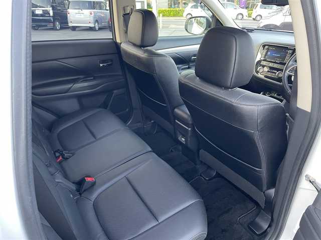 三菱 アウトランダー ＰＨＥＶ G プレミアムパッケージ 東京都 2013(平25)年 9.4万km シルキーホワイト (株)IDOMが運営する【じしゃロン昭島店】の自社ローン専用車両になりますこちらは現金またはオートローンご利用時の価格です。自社ローンご希望の方は別途その旨お申付け下さい/純正ナビ/BT/TV/SD/CD/DVD/ETC/バックカメラ/レーダークルーズコントロール/レーンキープアシスト/パワーバックドア/スマートキー/プッシュスタート/パワーシート/シートヒーター/ステアリングスイッチ/パドルシフト/純正フロアマット/純正アルミホイール