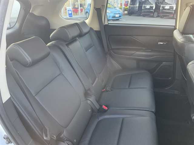 三菱 アウトランダー ＰＨＥＶ G プレミアムパッケージ 東京都 2013(平25)年 9.4万km シルキーホワイト (株)IDOMが運営する【じしゃロン昭島店】の自社ローン専用車両になりますこちらは現金またはオートローンご利用時の価格です。自社ローンご希望の方は別途その旨お申付け下さい/純正ナビ/BT/TV/SD/CD/DVD/ETC/バックカメラ/レーダークルーズコントロール/レーンキープアシスト/パワーバックドア/スマートキー/プッシュスタート/パワーシート/シートヒーター/ステアリングスイッチ/パドルシフト/純正フロアマット/純正アルミホイール