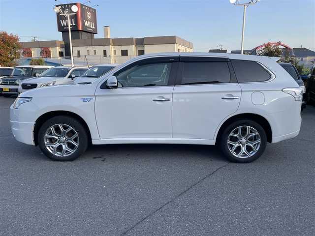 三菱 アウトランダー ＰＨＥＶ G プレミアムパッケージ 東京都 2013(平25)年 9.4万km シルキーホワイト (株)IDOMが運営する【じしゃロン昭島店】の自社ローン専用車両になりますこちらは現金またはオートローンご利用時の価格です。自社ローンご希望の方は別途その旨お申付け下さい/純正ナビ/BT/TV/SD/CD/DVD/ETC/バックカメラ/レーダークルーズコントロール/レーンキープアシスト/パワーバックドア/スマートキー/プッシュスタート/パワーシート/シートヒーター/ステアリングスイッチ/パドルシフト/純正フロアマット/純正アルミホイール