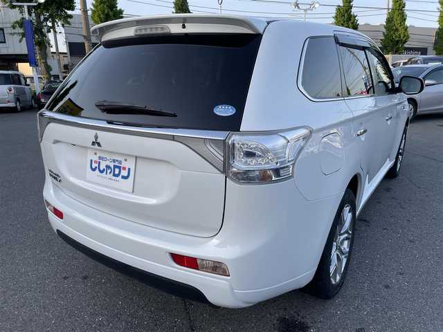 三菱 アウトランダー ＰＨＥＶ G プレミアムパッケージ 東京都 2013(平25)年 9.4万km シルキーホワイト (株)IDOMが運営する【じしゃロン昭島店】の自社ローン専用車両になりますこちらは現金またはオートローンご利用時の価格です。自社ローンご希望の方は別途その旨お申付け下さい/純正ナビ/BT/TV/SD/CD/DVD/ETC/バックカメラ/レーダークルーズコントロール/レーンキープアシスト/パワーバックドア/スマートキー/プッシュスタート/パワーシート/シートヒーター/ステアリングスイッチ/パドルシフト/純正フロアマット/純正アルミホイール