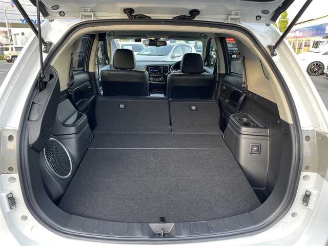 三菱 アウトランダー ＰＨＥＶ G プレミアムパッケージ 東京都 2013(平25)年 9.4万km シルキーホワイト (株)IDOMが運営する【じしゃロン昭島店】の自社ローン専用車両になりますこちらは現金またはオートローンご利用時の価格です。自社ローンご希望の方は別途その旨お申付け下さい/純正ナビ/BT/TV/SD/CD/DVD/ETC/バックカメラ/レーダークルーズコントロール/レーンキープアシスト/パワーバックドア/スマートキー/プッシュスタート/パワーシート/シートヒーター/ステアリングスイッチ/パドルシフト/純正フロアマット/純正アルミホイール