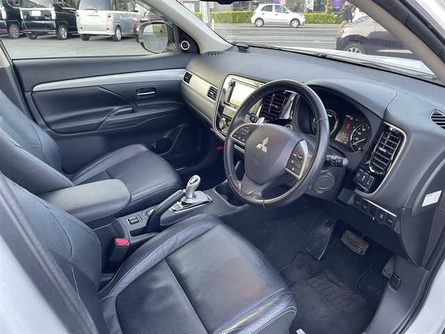 三菱 アウトランダー ＰＨＥＶ G プレミアムパッケージ 東京都 2013(平25)年 9.4万km シルキーホワイト (株)IDOMが運営する【じしゃロン昭島店】の自社ローン専用車両になりますこちらは現金またはオートローンご利用時の価格です。自社ローンご希望の方は別途その旨お申付け下さい/純正ナビ/BT/TV/SD/CD/DVD/ETC/バックカメラ/レーダークルーズコントロール/レーンキープアシスト/パワーバックドア/スマートキー/プッシュスタート/パワーシート/シートヒーター/ステアリングスイッチ/パドルシフト/純正フロアマット/純正アルミホイール