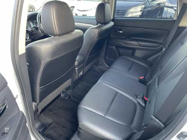 三菱 アウトランダー ＰＨＥＶ G プレミアムパッケージ 東京都 2013(平25)年 9.4万km シルキーホワイト (株)IDOMが運営する【じしゃロン昭島店】の自社ローン専用車両になりますこちらは現金またはオートローンご利用時の価格です。自社ローンご希望の方は別途その旨お申付け下さい/純正ナビ/BT/TV/SD/CD/DVD/ETC/バックカメラ/レーダークルーズコントロール/レーンキープアシスト/パワーバックドア/スマートキー/プッシュスタート/パワーシート/シートヒーター/ステアリングスイッチ/パドルシフト/純正フロアマット/純正アルミホイール