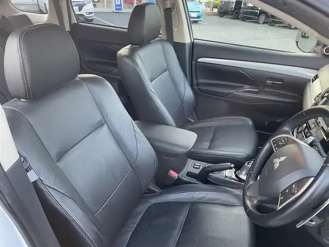 三菱 アウトランダー ＰＨＥＶ G プレミアムパッケージ 東京都 2013(平25)年 9.4万km シルキーホワイト (株)IDOMが運営する【じしゃロン昭島店】の自社ローン専用車両になりますこちらは現金またはオートローンご利用時の価格です。自社ローンご希望の方は別途その旨お申付け下さい/純正ナビ/BT/TV/SD/CD/DVD/ETC/バックカメラ/レーダークルーズコントロール/レーンキープアシスト/パワーバックドア/スマートキー/プッシュスタート/パワーシート/シートヒーター/ステアリングスイッチ/パドルシフト/純正フロアマット/純正アルミホイール