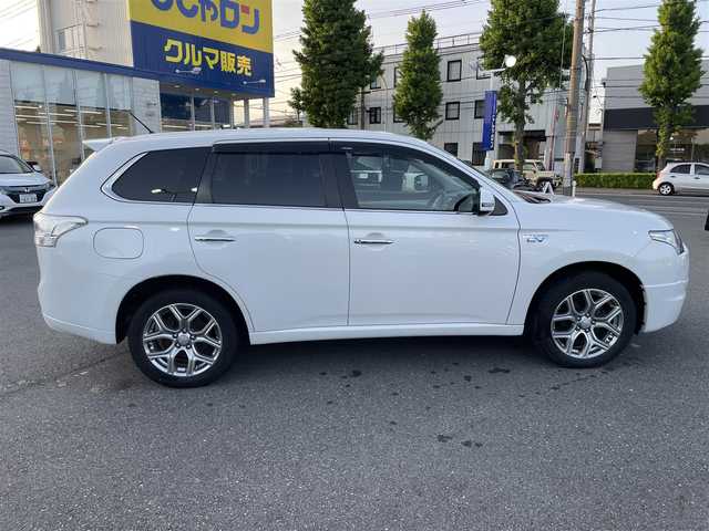 三菱 アウトランダー ＰＨＥＶ G プレミアムパッケージ 東京都 2013(平25)年 9.4万km シルキーホワイト (株)IDOMが運営する【じしゃロン昭島店】の自社ローン専用車両になりますこちらは現金またはオートローンご利用時の価格です。自社ローンご希望の方は別途その旨お申付け下さい/純正ナビ/BT/TV/SD/CD/DVD/ETC/バックカメラ/レーダークルーズコントロール/レーンキープアシスト/パワーバックドア/スマートキー/プッシュスタート/パワーシート/シートヒーター/ステアリングスイッチ/パドルシフト/純正フロアマット/純正アルミホイール