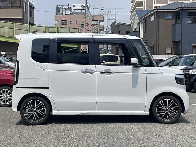 ホンダ Ｎ ＢＯＸ カスタム ターボ 兵庫県 2024(令6)年 1.6万km プラチナホワイトパール 登録時走行距離15342km/ターボ/7CVT/Honda SENSING/彩速ナビ/フルセグTV/Bluetooth/バックカメラ/渋滞追従機能付アダプティブクルーズコントロール/パーキングセンサーシステム/衝突軽減ブレーキ/近距離衝突軽減ブレーキ/合皮はーうレザーシート/前席シートヒーター/シートバックテーブル（運転席/助手席/パドルシフト/両側パワースライドドア/フルLEDヘッドランプ/ロールサンシェード（後席左右）/取扱説明書・保証書