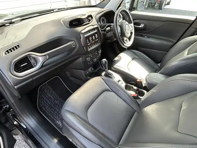 クライスラー・ジープ ジープ レネゲード リミテッド 福岡県 2021(令3)年 1.7万km 黒 ワンオーナー/純正8.4インチHDDナビ/　(AM/FM/Bluetooth/フルセグTV)/バックカメラ/アクティブセーフティシステム/・ドラックトルクコントロール/・トラクションコントロール/・パニックブレーキアシスト/・坂道発進補助装置/・ハンドル操作補助機能/・電子制御式横滑り抑制装置/・降坂時速度制御装置/アイドリングストップ/オートライト/クルーズコントロール/ブラインドスポットモニター/コーナーセンサー/クリアランスソナー/純正17インチアルミホイール/ルーフレール/黒色レザーシート/パワーシート（D/N）/シートヒーター（D/N）/ステアリングヒーター/ビルトインETC/純正フロアマット/電格ウインカーミラー/プッシュスタート/ISOFIX/シガーソケット/USB端子×2/スペアキー×1/保証書/取扱説明書/ナビ取扱説明書