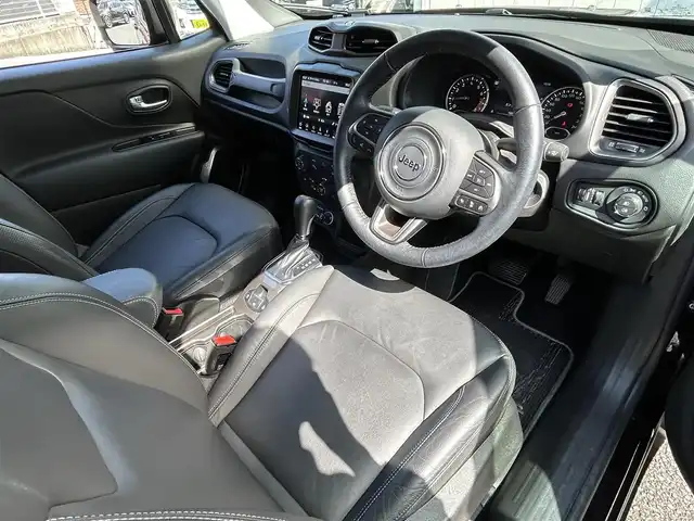 クライスラー・ジープ ジープ レネゲード リミテッド 福岡県 2021(令3)年 1.7万km 黒 ワンオーナー/純正8.4インチHDDナビ/　(AM/FM/Bluetooth/フルセグTV)/バックカメラ/アクティブセーフティシステム/・ドラックトルクコントロール/・トラクションコントロール/・パニックブレーキアシスト/・坂道発進補助装置/・ハンドル操作補助機能/・電子制御式横滑り抑制装置/・降坂時速度制御装置/アイドリングストップ/オートライト/クルーズコントロール/ブラインドスポットモニター/コーナーセンサー/クリアランスソナー/純正17インチアルミホイール/ルーフレール/黒色レザーシート/パワーシート（D/N）/シートヒーター（D/N）/ステアリングヒーター/ビルトインETC/純正フロアマット/電格ウインカーミラー/プッシュスタート/ISOFIX/シガーソケット/USB端子×2/スペアキー×1/保証書/取扱説明書/ナビ取扱説明書