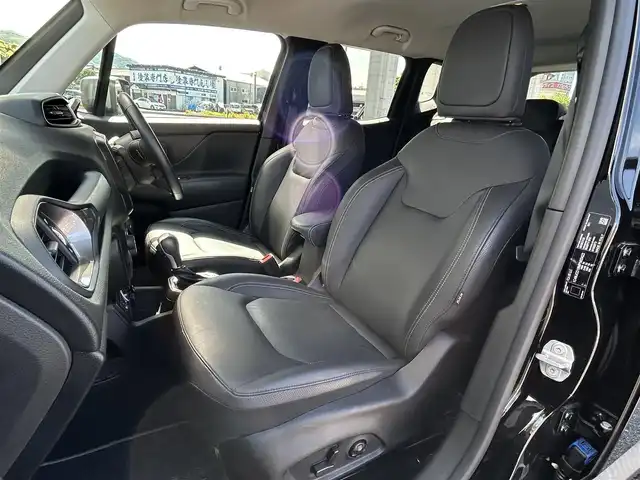 クライスラー・ジープ ジープ レネゲード リミテッド 福岡県 2021(令3)年 1.7万km 黒 ワンオーナー/純正8.4インチHDDナビ/　(AM/FM/Bluetooth/フルセグTV)/バックカメラ/アクティブセーフティシステム/・ドラックトルクコントロール/・トラクションコントロール/・パニックブレーキアシスト/・坂道発進補助装置/・ハンドル操作補助機能/・電子制御式横滑り抑制装置/・降坂時速度制御装置/アイドリングストップ/オートライト/クルーズコントロール/ブラインドスポットモニター/コーナーセンサー/クリアランスソナー/純正17インチアルミホイール/ルーフレール/黒色レザーシート/パワーシート（D/N）/シートヒーター（D/N）/ステアリングヒーター/ビルトインETC/純正フロアマット/電格ウインカーミラー/プッシュスタート/ISOFIX/シガーソケット/USB端子×2/スペアキー×1/保証書/取扱説明書/ナビ取扱説明書