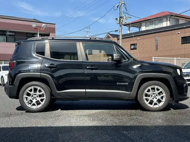 クライスラー・ジープ ジープ レネゲード リミテッド 福岡県 2021(令3)年 1.7万km 黒 ワンオーナー/純正8.4インチHDDナビ/　(AM/FM/Bluetooth/フルセグTV)/バックカメラ/アクティブセーフティシステム/・ドラックトルクコントロール/・トラクションコントロール/・パニックブレーキアシスト/・坂道発進補助装置/・ハンドル操作補助機能/・電子制御式横滑り抑制装置/・降坂時速度制御装置/アイドリングストップ/オートライト/クルーズコントロール/ブラインドスポットモニター/コーナーセンサー/クリアランスソナー/純正17インチアルミホイール/ルーフレール/黒色レザーシート/パワーシート（D/N）/シートヒーター（D/N）/ステアリングヒーター/ビルトインETC/純正フロアマット/電格ウインカーミラー/プッシュスタート/ISOFIX/シガーソケット/USB端子×2/スペアキー×1/保証書/取扱説明書/ナビ取扱説明書
