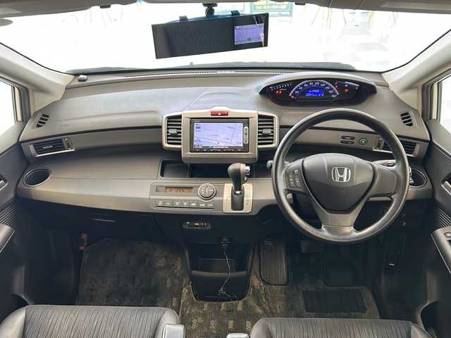 ホンダ フリード G ジャストセレクション+ 岐阜県 2014(平26)年 7.8万km ホワイトオーキッドパール 純正ナビゲーション(VXM-145VSi)/バックモニター/Bluetooth/テレビ・CD/ETC/ワンオーナー/社外レーダー探知機/２列目外側アームレスト/ジャストセレクション装備/ディスチャージヘッドライト（オートライトコントロール付）/パワースライドドア（リア左側）＋スライドドア・イージークローザー（リア両側）/Hondaスマートキーシステム/スペアキー×１/フルオート・エアコンディショナー（外気温度表示機能付）/イモビライザー（国土交通省認可品）/セキュリティアラーム/プライムムース＆スウェード調ファブリックコンビシート/スーパーＵＶカットガラス（フロントドア）/ＶＳＡ(ＡＢＳ＋ＴＣＳ＋横すべり抑制)＆ヒルスタートアシスト