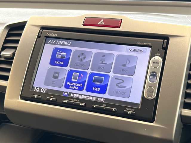 ホンダ フリード G ジャストセレクション+ 岐阜県 2014(平26)年 7.8万km ホワイトオーキッドパール 純正ナビゲーション(VXM-145VSi)/バックモニター/Bluetooth/テレビ・CD/ETC/ワンオーナー/社外レーダー探知機/２列目外側アームレスト/ジャストセレクション装備/ディスチャージヘッドライト（オートライトコントロール付）/パワースライドドア（リア左側）＋スライドドア・イージークローザー（リア両側）/Hondaスマートキーシステム/スペアキー×１/フルオート・エアコンディショナー（外気温度表示機能付）/イモビライザー（国土交通省認可品）/セキュリティアラーム/プライムムース＆スウェード調ファブリックコンビシート/スーパーＵＶカットガラス（フロントドア）/ＶＳＡ(ＡＢＳ＋ＴＣＳ＋横すべり抑制)＆ヒルスタートアシスト