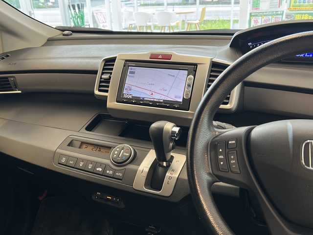 ホンダ フリード G ジャストセレクション+ 岐阜県 2014(平26)年 7.8万km ホワイトオーキッドパール 純正ナビゲーション(VXM-145VSi)/バックモニター/Bluetooth/テレビ・CD/ETC/ワンオーナー/社外レーダー探知機/２列目外側アームレスト/ジャストセレクション装備/ディスチャージヘッドライト（オートライトコントロール付）/パワースライドドア（リア左側）＋スライドドア・イージークローザー（リア両側）/Hondaスマートキーシステム/スペアキー×１/フルオート・エアコンディショナー（外気温度表示機能付）/イモビライザー（国土交通省認可品）/セキュリティアラーム/プライムムース＆スウェード調ファブリックコンビシート/スーパーＵＶカットガラス（フロントドア）/ＶＳＡ(ＡＢＳ＋ＴＣＳ＋横すべり抑制)＆ヒルスタートアシスト