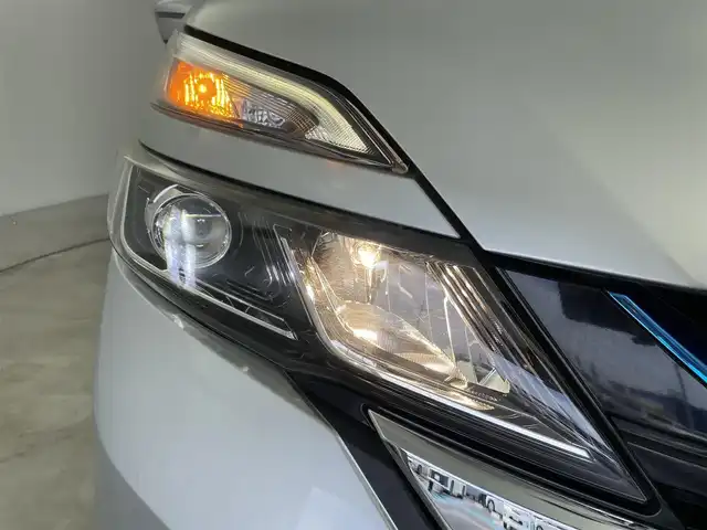 日産 セレナ e－パワー ハイウェイスター V 群馬県 2019(平31)年 3.3万km ブリリアントシルバー 禁煙車　純正９インチナビ　フリップダウンモニター　全方位カメラ　追従クルーズコントロール　プロパイロット　フリップダウンモニター　デジタルインナーミラー　両側パワースライドドア　ビルトインETC　ドライブレコーダー　衝突軽減システム　プッシュスタート　スマートキー　横滑り防止装置　オートエアコン