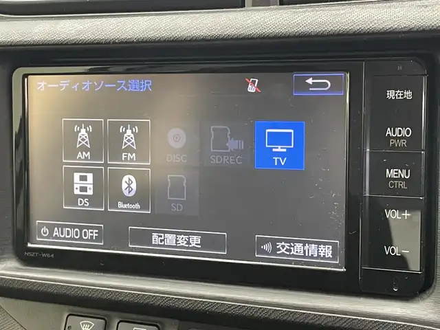 トヨタ アクア G 愛知県 2014(平26)年 6.5万km ライムホワイトパールクリスタルシャイン 純正ナビ　禁煙車　フルセグＴＶ　ＤＶＤ　バックカメラ　Ｂｌｕｅｔｏｏｔｈ　オートライト　ＥＴＣ　キセノンライト　社外１５インチＡＷ（WOODBELL）　純正フロアマット　プッシュスタート　スマートキー　