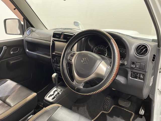 スズキ ジムニー ランドベンチャー 新潟県 2017(平29)年 12.4万km パールホワイト ワンオーナー/運転席助手席シートヒーター/LEDリングイルミネーション付マルチリフレクターハロゲンフォグランプ/電動格納式ヒーテッドドアミラー/社外ナビゲーション/(AM/FM/CD/SD/フルセグTV)/パートタイム4WD/純正ホイール/純正フロアマット/ドアバイザー/社外ETC/保証書/取扱説明書