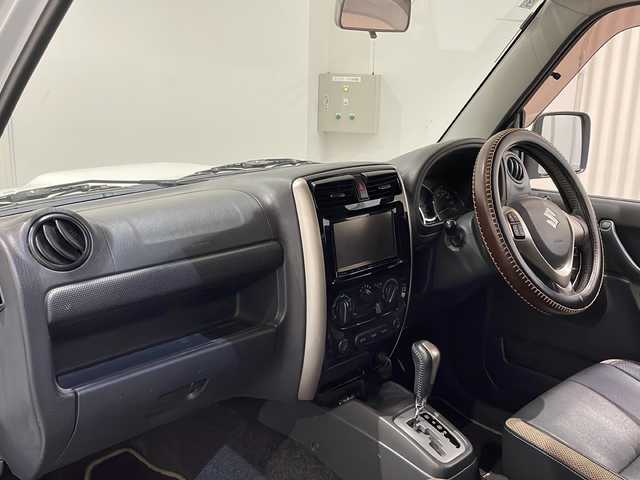 スズキ ジムニー ランドベンチャー 新潟県 2017(平29)年 12.4万km パールホワイト ワンオーナー/運転席助手席シートヒーター/LEDリングイルミネーション付マルチリフレクターハロゲンフォグランプ/電動格納式ヒーテッドドアミラー/社外ナビゲーション/(AM/FM/CD/SD/フルセグTV)/パートタイム4WD/純正ホイール/純正フロアマット/ドアバイザー/社外ETC/保証書/取扱説明書