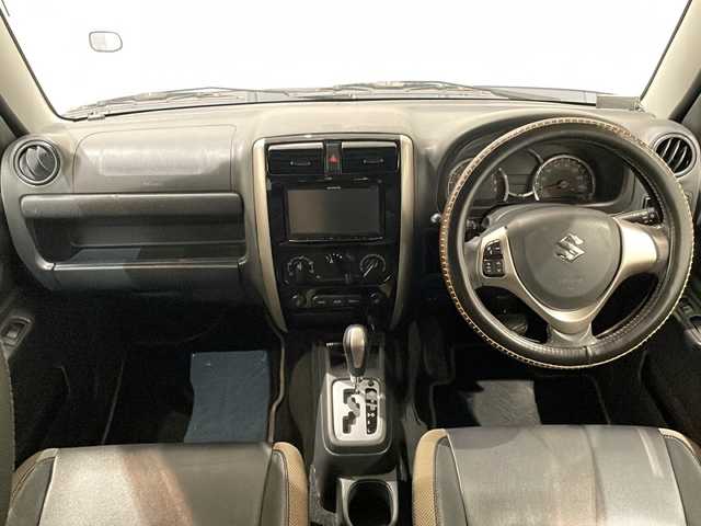 スズキ ジムニー ランドベンチャー 新潟県 2017(平29)年 12.4万km パールホワイト ワンオーナー/運転席助手席シートヒーター/LEDリングイルミネーション付マルチリフレクターハロゲンフォグランプ/電動格納式ヒーテッドドアミラー/社外ナビゲーション/(AM/FM/CD/SD/フルセグTV)/パートタイム4WD/純正ホイール/純正フロアマット/ドアバイザー/社外ETC/保証書/取扱説明書