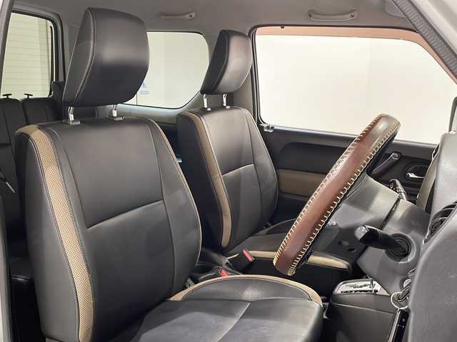 スズキ ジムニー ランドベンチャー 新潟県 2017(平29)年 12.4万km パールホワイト ワンオーナー/運転席助手席シートヒーター/LEDリングイルミネーション付マルチリフレクターハロゲンフォグランプ/電動格納式ヒーテッドドアミラー/社外ナビゲーション/(AM/FM/CD/SD/フルセグTV)/パートタイム4WD/純正ホイール/純正フロアマット/ドアバイザー/社外ETC/保証書/取扱説明書