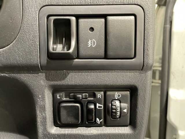 スズキ ジムニー ランドベンチャー 新潟県 2017(平29)年 12.4万km パールホワイト ワンオーナー/運転席助手席シートヒーター/LEDリングイルミネーション付マルチリフレクターハロゲンフォグランプ/電動格納式ヒーテッドドアミラー/社外ナビゲーション/(AM/FM/CD/SD/フルセグTV)/パートタイム4WD/純正ホイール/純正フロアマット/ドアバイザー/社外ETC/保証書/取扱説明書