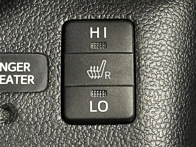 トヨタ プリウス A ツーリングセレクション 岡山県 2018(平30)年 7.3万km ホワイトパールクリスタルシャイン モデリスタエアロ/純正ナビ（NSZT-W68T）/・FM/AM/Bluetooth/フルセグ/CD/DVD/バックカメラ/合皮シート/・シートヒーター/HUD/パーキングアシスト/ドライブレコーダー/ETC/トヨタセーフティーセンス/・プリクラッシュセーフティ/・レーンディパーチャーアラート/・レーダークルーズコントロール/・オートマチックハイビーム/・コーナーセンサー/BSM/純正アルミ/純正フロアマット/新車保証書/取扱説明書/スペアキー×１