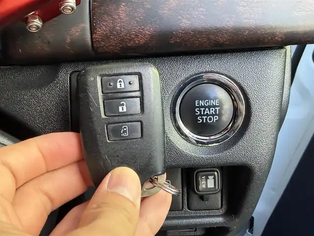 トヨタ ハイエース GL 高知県 2014(平26)年 10.9万km ホワイトパールクリスタルシャイン 社外ナビ/　Bluetooth/フルセグ/　CD/DVD/AM/FM/TVモニター/バックカメラ/ビルトインETC/LEDヘッドライト/レーダー探知機/オンダッシュモニター/4列シート/レザーシートカバー/後付けドリンクホルダー/後付けフロントテーブル/スピーカーユニット/後席用モニター/社外20インチアルミホイール（GPO MOTORING)/後付けライト/後付けルームライト/片側パワースライドドア/社外フロアマット/100Vコンセント/ローダウン/スマートキー/プッシュスタート/保証書/取扱説明書/盗難防止装置