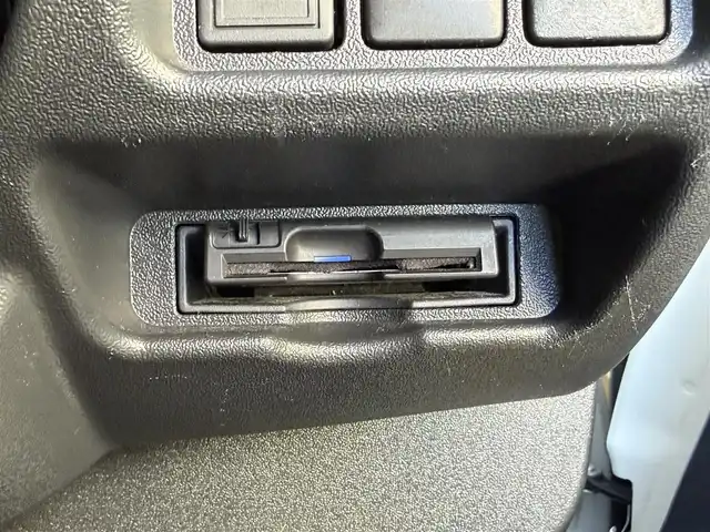 トヨタ ハイエース GL 高知県 2014(平26)年 10.9万km ホワイトパールクリスタルシャイン 社外ナビ/　Bluetooth/フルセグ/　CD/DVD/AM/FM/TVモニター/バックカメラ/ビルトインETC/LEDヘッドライト/レーダー探知機/オンダッシュモニター/4列シート/レザーシートカバー/後付けドリンクホルダー/後付けフロントテーブル/スピーカーユニット/後席用モニター/社外20インチアルミホイール（GPO MOTORING)/後付けライト/後付けルームライト/片側パワースライドドア/社外フロアマット/100Vコンセント/ローダウン/スマートキー/プッシュスタート/保証書/取扱説明書/盗難防止装置