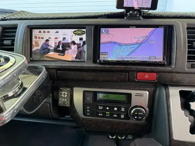 トヨタ ハイエース GL 高知県 2014(平26)年 10.9万km ホワイトパールクリスタルシャイン 社外ナビ/　Bluetooth/フルセグ/　CD/DVD/AM/FM/TVモニター/バックカメラ/ビルトインETC/LEDヘッドライト/レーダー探知機/オンダッシュモニター/4列シート/レザーシートカバー/後付けドリンクホルダー/後付けフロントテーブル/スピーカーユニット/後席用モニター/社外20インチアルミホイール（GPO MOTORING)/後付けライト/後付けルームライト/片側パワースライドドア/社外フロアマット/100Vコンセント/ローダウン/スマートキー/プッシュスタート/保証書/取扱説明書/盗難防止装置