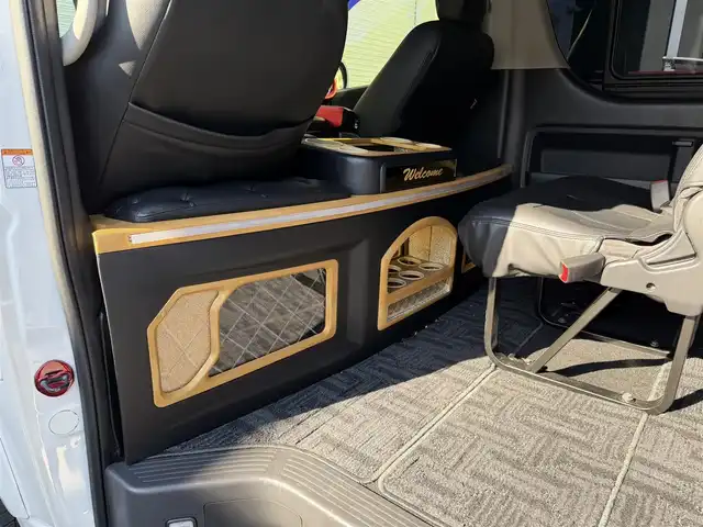 トヨタ ハイエース GL 高知県 2014(平26)年 10.9万km ホワイトパールクリスタルシャイン 社外ナビ/　Bluetooth/フルセグ/　CD/DVD/AM/FM/TVモニター/バックカメラ/ビルトインETC/LEDヘッドライト/レーダー探知機/オンダッシュモニター/4列シート/レザーシートカバー/後付けドリンクホルダー/後付けフロントテーブル/スピーカーユニット/後席用モニター/社外20インチアルミホイール（GPO MOTORING)/後付けライト/後付けルームライト/片側パワースライドドア/社外フロアマット/100Vコンセント/ローダウン/スマートキー/プッシュスタート/保証書/取扱説明書/盗難防止装置