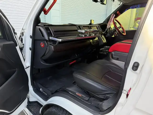 トヨタ ハイエース GL 高知県 2014(平26)年 10.9万km ホワイトパールクリスタルシャイン 社外ナビ/　Bluetooth/フルセグ/　CD/DVD/AM/FM/TVモニター/バックカメラ/ビルトインETC/LEDヘッドライト/レーダー探知機/オンダッシュモニター/4列シート/レザーシートカバー/後付けドリンクホルダー/後付けフロントテーブル/スピーカーユニット/後席用モニター/社外20インチアルミホイール（GPO MOTORING)/後付けライト/後付けルームライト/片側パワースライドドア/社外フロアマット/100Vコンセント/ローダウン/スマートキー/プッシュスタート/保証書/取扱説明書/盗難防止装置