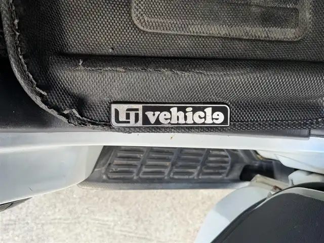 トヨタ ハイエース GL 高知県 2014(平26)年 10.9万km ホワイトパールクリスタルシャイン 社外ナビ/　Bluetooth/フルセグ/　CD/DVD/AM/FM/TVモニター/バックカメラ/ビルトインETC/LEDヘッドライト/レーダー探知機/オンダッシュモニター/4列シート/レザーシートカバー/後付けドリンクホルダー/後付けフロントテーブル/スピーカーユニット/後席用モニター/社外20インチアルミホイール（GPO MOTORING)/後付けライト/後付けルームライト/片側パワースライドドア/社外フロアマット/100Vコンセント/ローダウン/スマートキー/プッシュスタート/保証書/取扱説明書/盗難防止装置