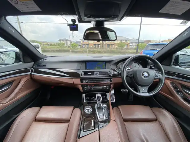 ＢＭＷ ５２８ｉ 30th アニバーサリーEd 福岡県 2011(平23)年 12.9万km カーボンブラックM 茶革/シートヒーター/パワーシート/純正ナビ/フルセグ/バックカメラ/ミラー型ETC/オートライト/パドルシフト/ドラレコ