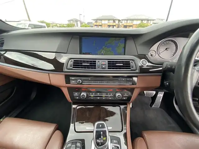 ＢＭＷ ５２８ｉ 30th アニバーサリーEd 福岡県 2011(平23)年 12.9万km カーボンブラックM 茶革/シートヒーター/パワーシート/純正ナビ/フルセグ/バックカメラ/ミラー型ETC/オートライト/パドルシフト/ドラレコ