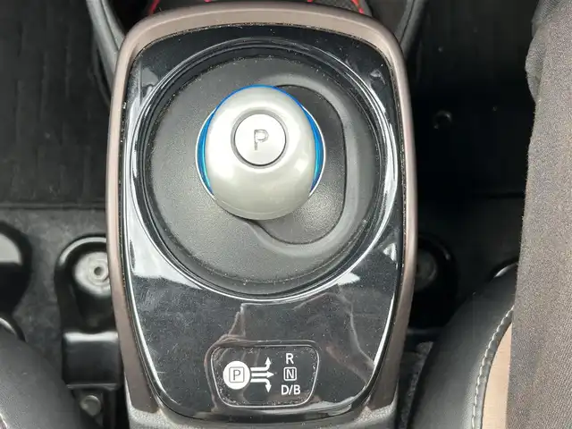日産 ノート e－パワー メダリスト 兵庫県 2017(平29)年 7万km ガーネットレッド 純正7インチSDナビ/BT/FM/AM/CD/バックカメラ/ETC/純正ドライブレコーダー/アラウンドビュー/フロントカメラ/車線逸脱警報装置/衝突軽減ブレーキ/ステアリングスイッチ/革巻ステアリング/車線逸脱警報装置/衝突軽減ブレーキ/ウィンカーミラー/FOGランプ