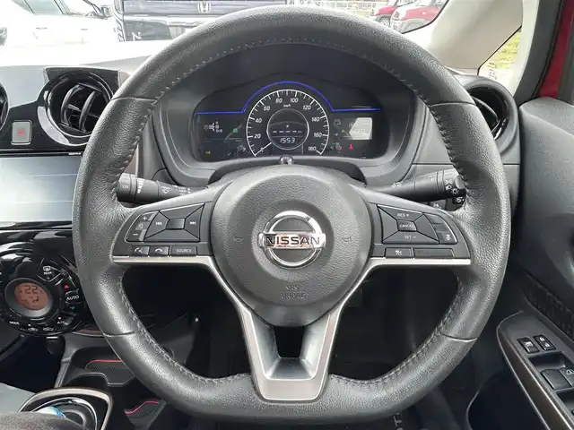 日産 ノート e－パワー メダリスト 兵庫県 2017(平29)年 7万km ガーネットレッド 純正7インチSDナビ/BT/FM/AM/CD/バックカメラ/ETC/純正ドライブレコーダー/アラウンドビュー/フロントカメラ/車線逸脱警報装置/衝突軽減ブレーキ/ステアリングスイッチ/革巻ステアリング/車線逸脱警報装置/衝突軽減ブレーキ/ウィンカーミラー/FOGランプ
