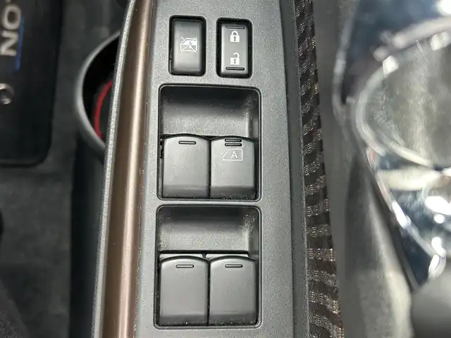 日産 ノート e－パワー メダリスト 兵庫県 2017(平29)年 7万km ガーネットレッド 純正7インチSDナビ/BT/FM/AM/CD/バックカメラ/ETC/純正ドライブレコーダー/アラウンドビュー/フロントカメラ/車線逸脱警報装置/衝突軽減ブレーキ/ステアリングスイッチ/革巻ステアリング/車線逸脱警報装置/衝突軽減ブレーキ/ウィンカーミラー/FOGランプ