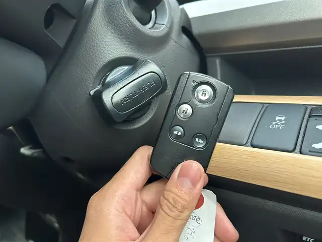 ホンダ ステップワゴン G インターナビコンフォートセレ 埼玉県 2013(平25)年 3.8万km スーパープラチナメタリック 純正ナビ（AM/FM/TV）/バックカメラ/クルーズコントロール/ビルトインＥＴＣ/両側パワースライドドア/純正フロアマット/純正16インチAW/ドアバイザー/オートライト/ヘッドライト/横滑り防止/アイドリングストップ/電動格納ミラー/スマートキー/スペアキー1本/保証書/車両/ナビ取扱説明書