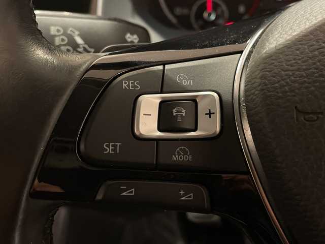 フォルクスワーゲン ポロ TSIハイライン 新潟県 2018(平30)年 4.3万km フラッシュレッド Volkswagen純正インフォテイメントシステム“Discover Pro”/・CD/DVD/BT/・ナビゲーションシステム/オールインセーフティ/・アダプティブクルーズコントロール/・プリクラッシュブレーキシステム/・ブラインドスポットディテクション/・パークディスタンスコントロール/・スタティックコーナリングライト/・リヤトラフィックアラート/・リヤビューカメラ/・オプティカルパーキングシステム/・ブレーキアシスト/ETC2.0