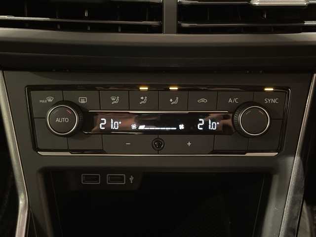 フォルクスワーゲン ポロ TSIハイライン 新潟県 2018(平30)年 4.3万km フラッシュレッド Volkswagen純正インフォテイメントシステム“Discover Pro”/・CD/DVD/BT/・ナビゲーションシステム/オールインセーフティ/・アダプティブクルーズコントロール/・プリクラッシュブレーキシステム/・ブラインドスポットディテクション/・パークディスタンスコントロール/・スタティックコーナリングライト/・リヤトラフィックアラート/・リヤビューカメラ/・オプティカルパーキングシステム/・ブレーキアシスト/ETC2.0