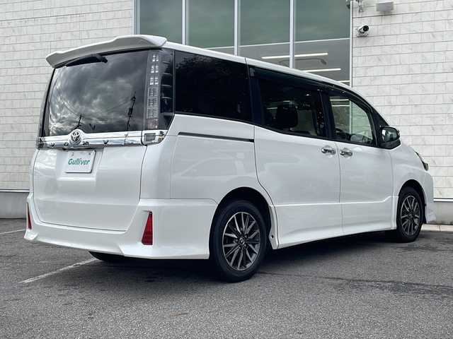 トヨタ ヴォクシー ZS 煌Ⅱ 鳥取県 2017(平29)年 10.3万km ホワイトパールクリスタルシャイン ワンオーナー/両側パワースライド/リヤクーラー/純正リヤスポイラー/純正メッキミラーカバー/純正16インチアルミ/純正フロアマット/純正ドアバイザー/社外メモリナビ/・フルセグTV、DVD、CD、SD、Bluetooth/社外フリップダウンモニター/バックカメラ/ETC/MTモード付AT/アイドリングストップ/レーンアシスト/オートハイビーム/オートライト/LEDライト/フォグランプ/横滑り防止装置/衝突被害軽減ブレーキ/スマートキー/スペアキー/新車保証書/取扱説明書