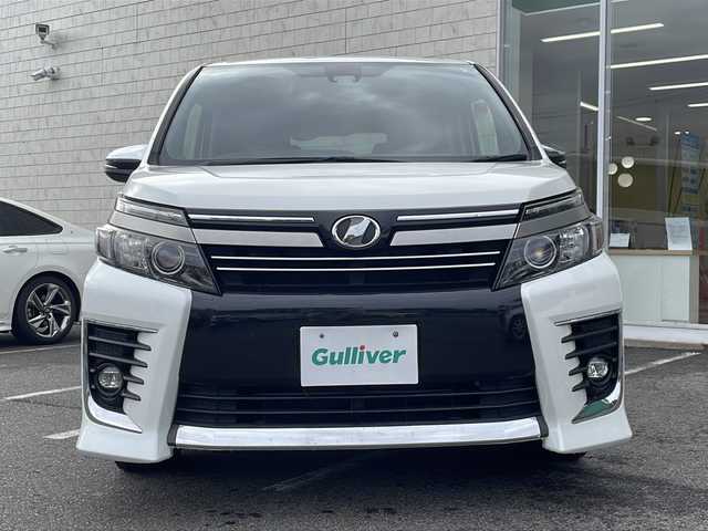 トヨタ ヴォクシー ZS 煌Ⅱ 鳥取県 2017(平29)年 10.3万km ホワイトパールクリスタルシャイン ワンオーナー/両側パワースライド/リヤクーラー/純正リヤスポイラー/純正メッキミラーカバー/純正16インチアルミ/純正フロアマット/純正ドアバイザー/社外メモリナビ/・フルセグTV、DVD、CD、SD、Bluetooth/社外フリップダウンモニター/バックカメラ/ETC/MTモード付AT/アイドリングストップ/レーンアシスト/オートハイビーム/オートライト/LEDライト/フォグランプ/横滑り防止装置/衝突被害軽減ブレーキ/スマートキー/スペアキー/新車保証書/取扱説明書