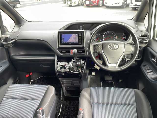 トヨタ ヴォクシー ZS 煌Ⅱ 鳥取県 2017(平29)年 10.3万km ホワイトパールクリスタルシャイン ワンオーナー/両側パワースライド/リヤクーラー/純正リヤスポイラー/純正メッキミラーカバー/純正16インチアルミ/純正フロアマット/純正ドアバイザー/社外メモリナビ/・フルセグTV、DVD、CD、SD、Bluetooth/社外フリップダウンモニター/バックカメラ/ETC/MTモード付AT/アイドリングストップ/レーンアシスト/オートハイビーム/オートライト/LEDライト/フォグランプ/横滑り防止装置/衝突被害軽減ブレーキ/スマートキー/スペアキー/新車保証書/取扱説明書