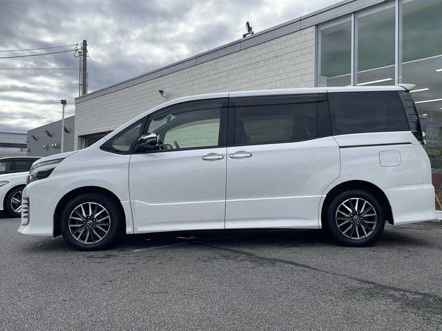 トヨタ ヴォクシー ZS 煌Ⅱ 鳥取県 2017(平29)年 10.3万km ホワイトパールクリスタルシャイン ワンオーナー/両側パワースライド/リヤクーラー/純正リヤスポイラー/純正メッキミラーカバー/純正16インチアルミ/純正フロアマット/純正ドアバイザー/社外メモリナビ/・フルセグTV、DVD、CD、SD、Bluetooth/社外フリップダウンモニター/バックカメラ/ETC/MTモード付AT/アイドリングストップ/レーンアシスト/オートハイビーム/オートライト/LEDライト/フォグランプ/横滑り防止装置/衝突被害軽減ブレーキ/スマートキー/スペアキー/新車保証書/取扱説明書