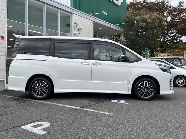 トヨタ ヴォクシー ZS 煌Ⅱ 鳥取県 2017(平29)年 10.3万km ホワイトパールクリスタルシャイン ワンオーナー/両側パワースライド/リヤクーラー/純正リヤスポイラー/純正メッキミラーカバー/純正16インチアルミ/純正フロアマット/純正ドアバイザー/社外メモリナビ/・フルセグTV、DVD、CD、SD、Bluetooth/社外フリップダウンモニター/バックカメラ/ETC/MTモード付AT/アイドリングストップ/レーンアシスト/オートハイビーム/オートライト/LEDライト/フォグランプ/横滑り防止装置/衝突被害軽減ブレーキ/スマートキー/スペアキー/新車保証書/取扱説明書