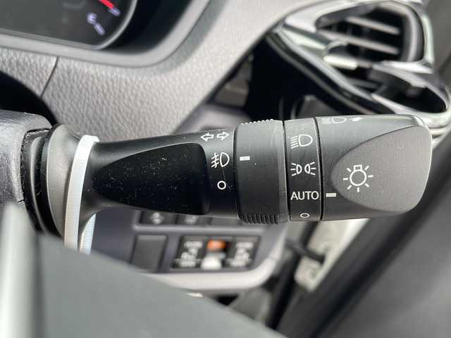 トヨタ ヴォクシー ZS 煌Ⅱ 鳥取県 2017(平29)年 10.3万km ホワイトパールクリスタルシャイン ワンオーナー/両側パワースライド/リヤクーラー/純正リヤスポイラー/純正メッキミラーカバー/純正16インチアルミ/純正フロアマット/純正ドアバイザー/社外メモリナビ/・フルセグTV、DVD、CD、SD、Bluetooth/社外フリップダウンモニター/バックカメラ/ETC/MTモード付AT/アイドリングストップ/レーンアシスト/オートハイビーム/オートライト/LEDライト/フォグランプ/横滑り防止装置/衝突被害軽減ブレーキ/スマートキー/スペアキー/新車保証書/取扱説明書