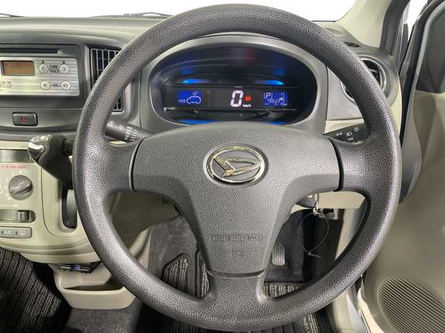 ダイハツ ミラ イース X 神奈川県 2013(平25)年 8万km ブライトシルバーメタリック 純正CDオーディオ/ヘッドライトレベライザー/リモコンキー/アイドリングストップ/電動格納ミラー/純正フロアマット/ドアバイザー/Wエアバッグ/ABS/盗難防止装置