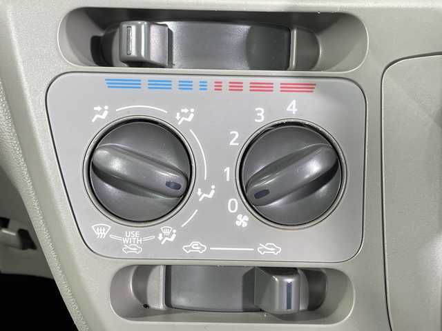 ダイハツ ミラ イース X 神奈川県 2013(平25)年 8万km ブライトシルバーメタリック 純正CDオーディオ/ヘッドライトレベライザー/リモコンキー/アイドリングストップ/電動格納ミラー/純正フロアマット/ドアバイザー/Wエアバッグ/ABS/盗難防止装置